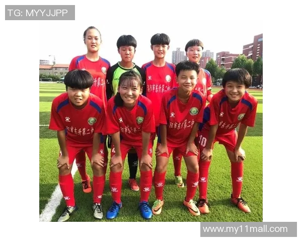 孩子与足球明星亲密合影瞬间展现梦想与激情的完美结合