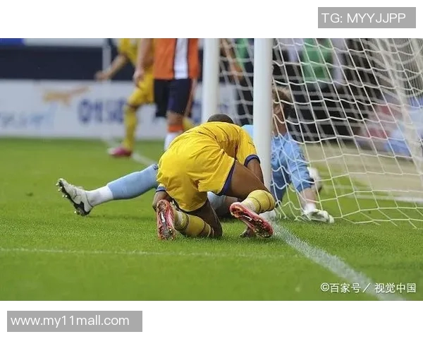 球场惊现足球明星偷袭门将的精彩瞬间引发热议